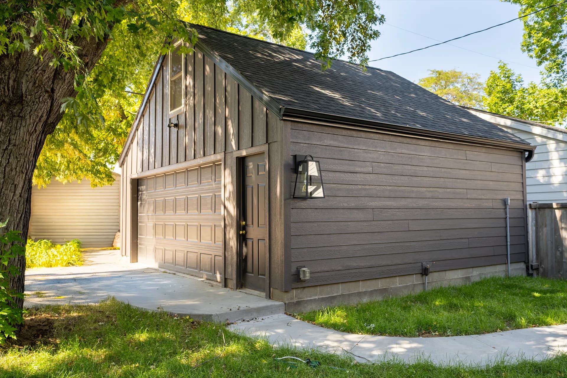 Garage exterior view of Chowen Ave S in Minneapolis, Minnesota, featuring LP SmartSide Lap Siding and LP SmartSide Vertical Panels.