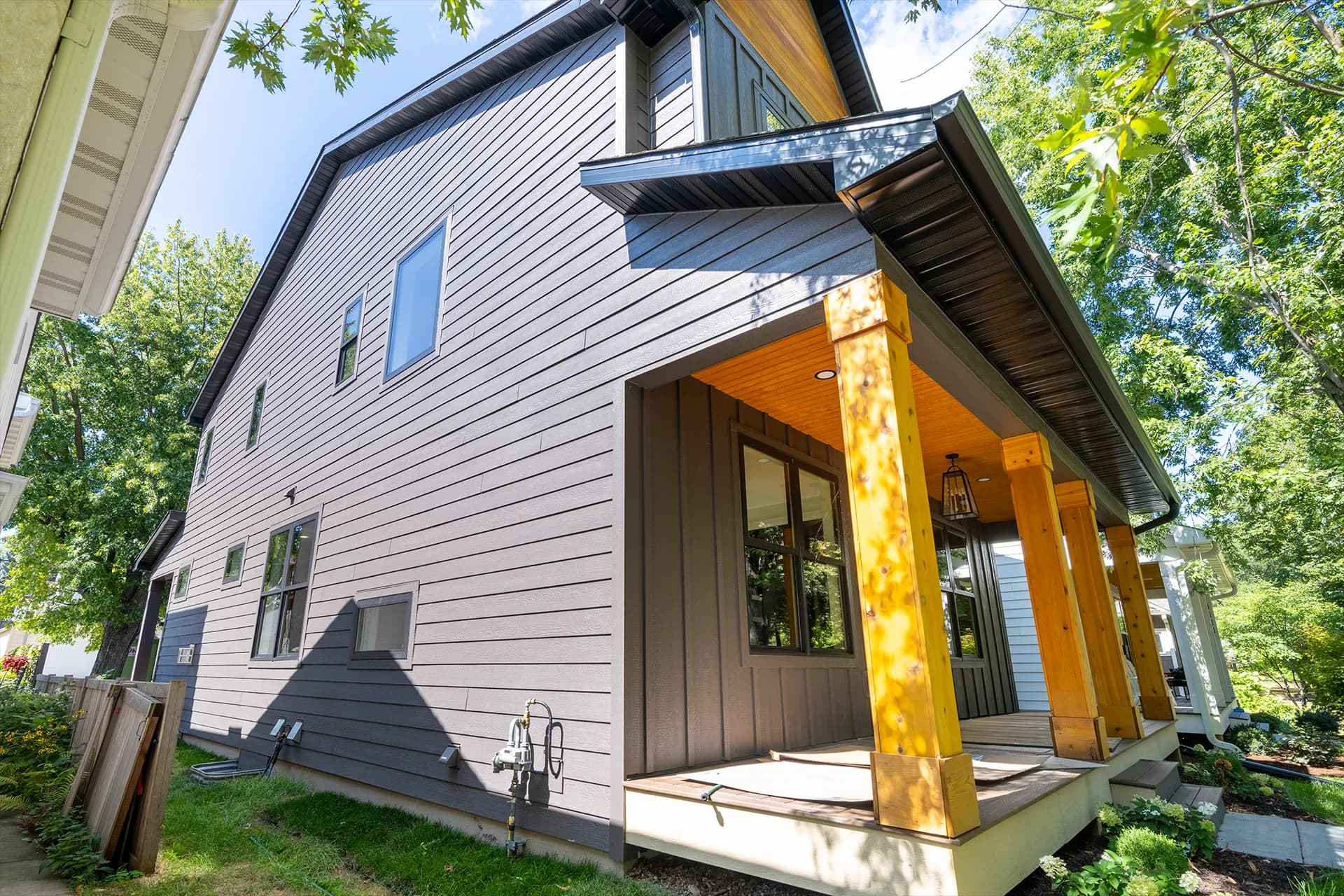 Front and side exterior view of Chowen Ave S in Minneapolis, Minnesota, featuring LP SmartSide Lap Siding and LP SmartSide Vertical Panels.