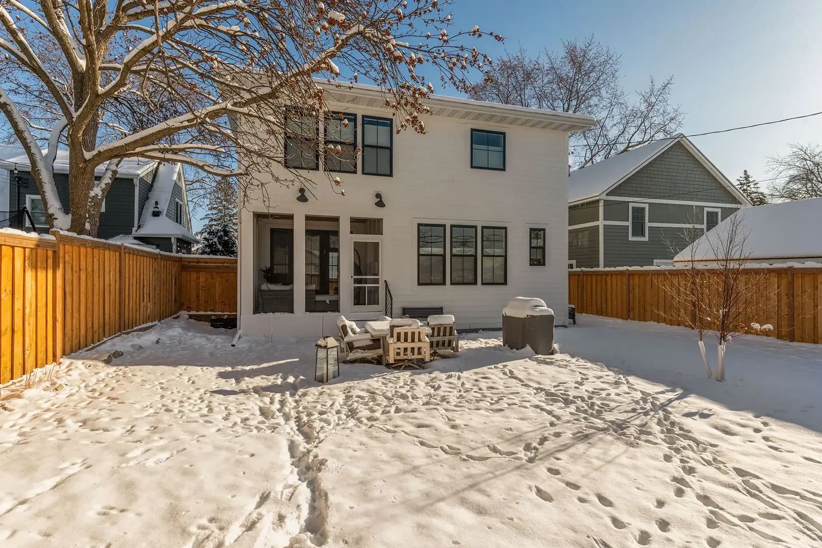 Additional exterior view of York Ave S in Minneapolis, Minnesota, featuring LP SmartSide Lap Siding and LP SmartSide Vertical Panels.