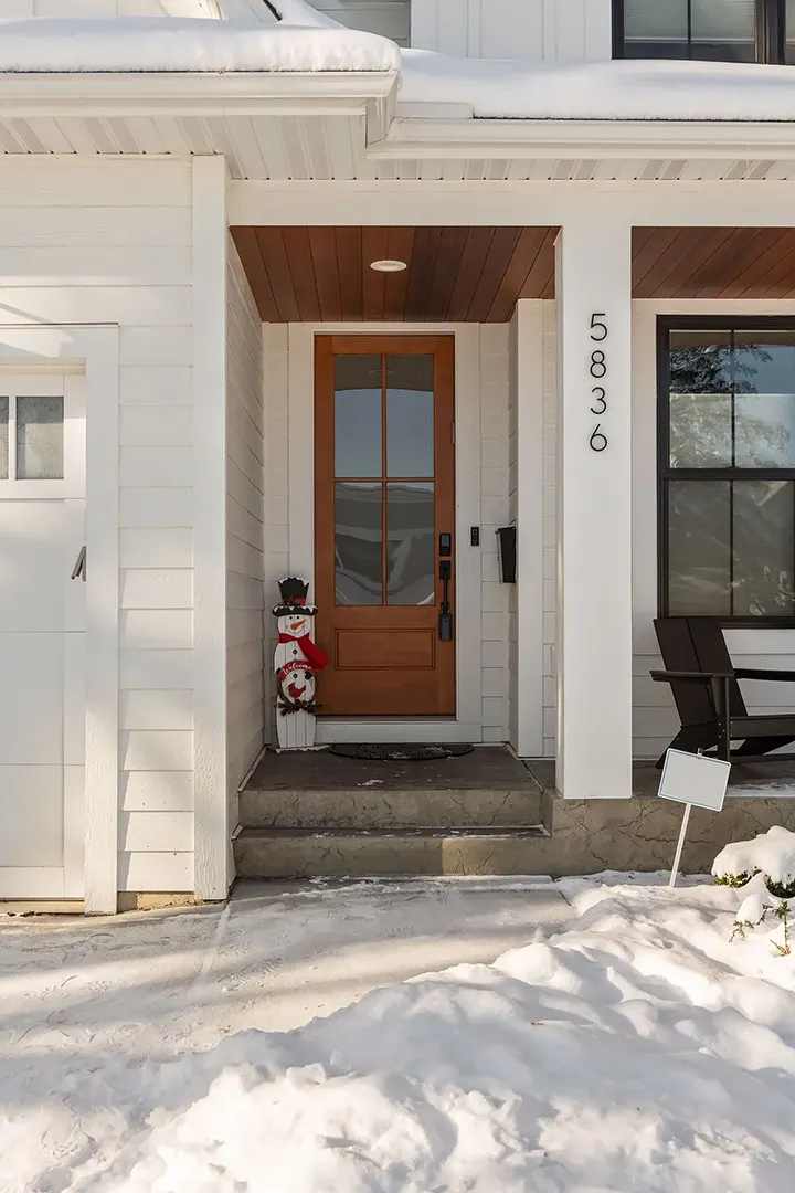 Additional exterior view of York Ave S in Minneapolis, Minnesota, featuring LP SmartSide Lap Siding and LP SmartSide Vertical Panels.