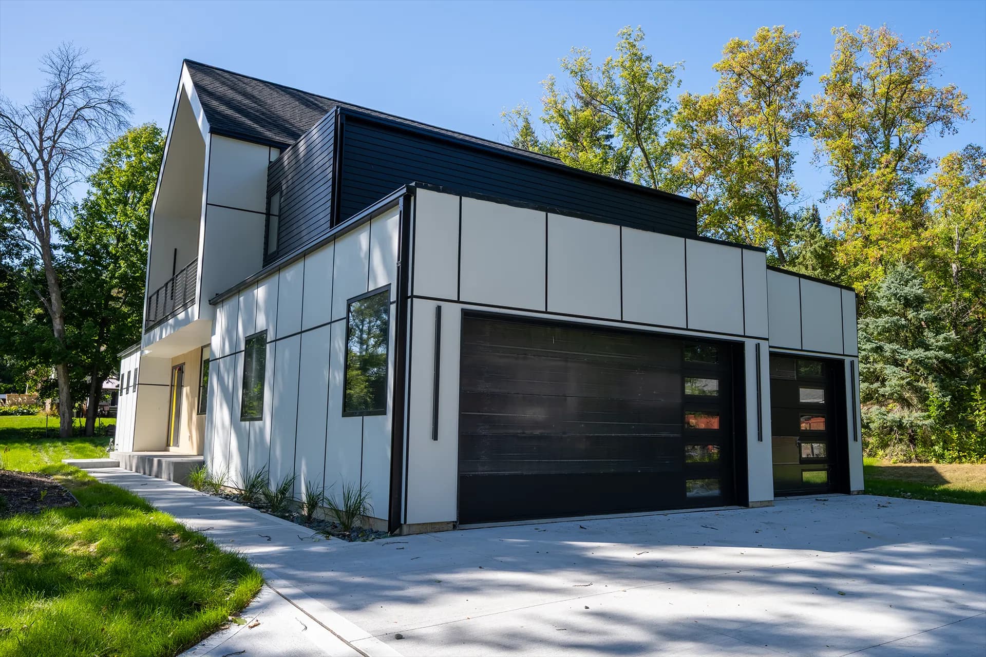 Garage exterior view of Chanhassen Construction in Chanhassen, Minnesota, featuring LP Lap Siding and LP Vertical Panels.