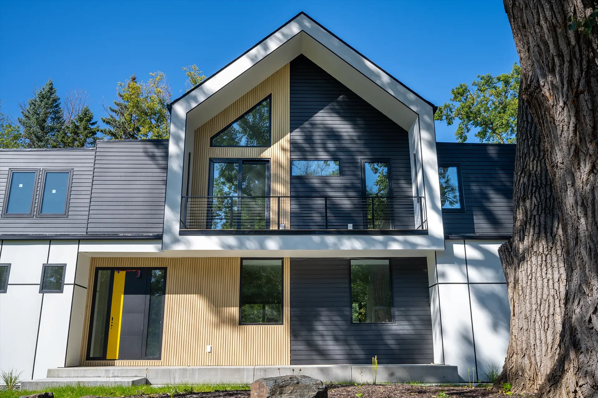 Front exterior view of Chanhassen Construction in Chanhassen, Minnesota, featuring LP Lap Siding and LP Vertical Panels.