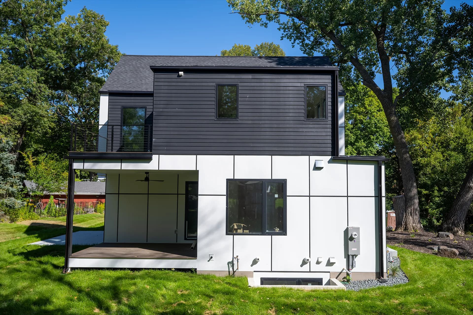 Side exterior view of Chanhassen Construction in Chanhassen, Minnesota, featuring LP Lap Siding and LP Vertical Panels.