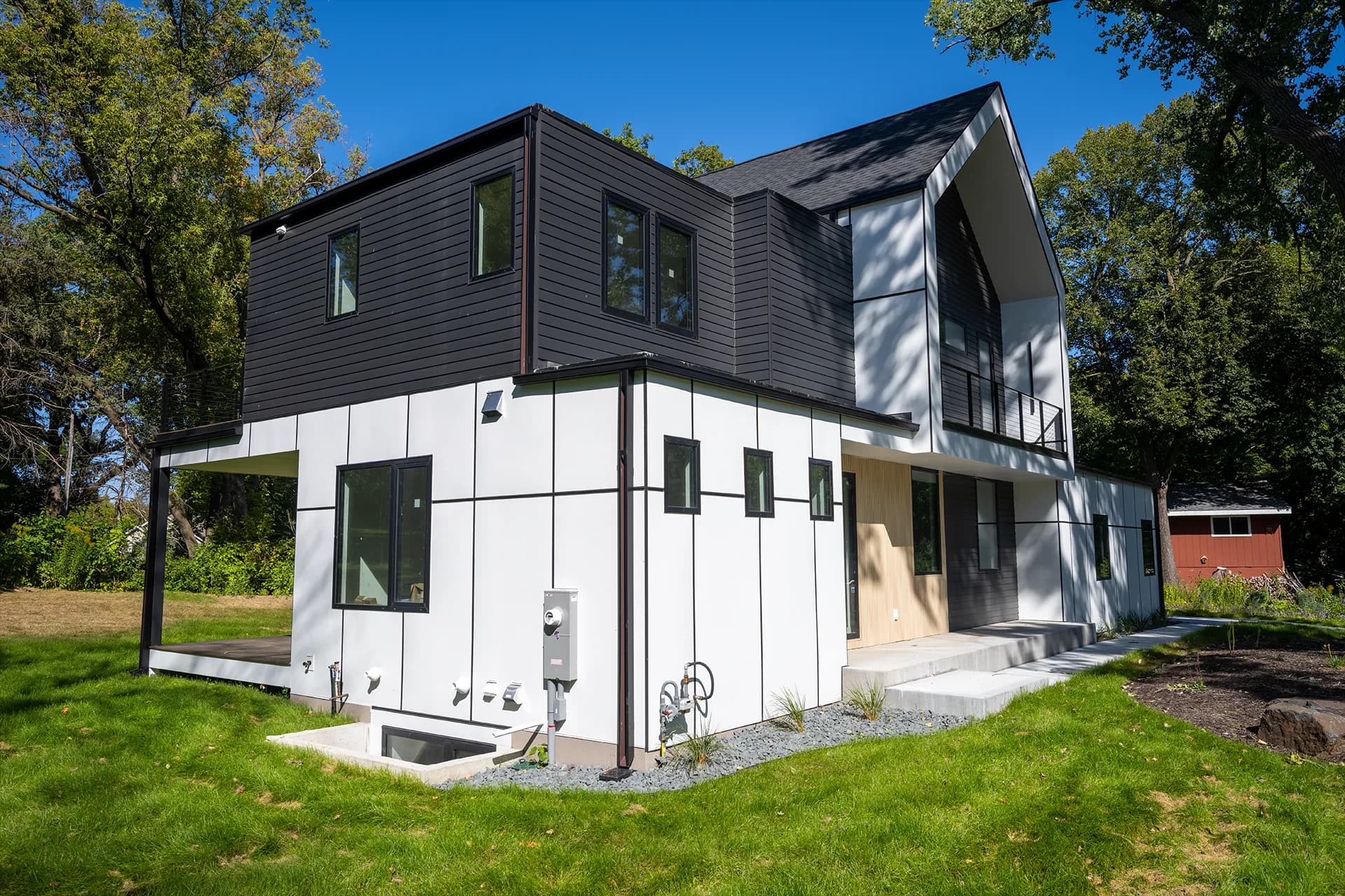 Angled exterior view of Chanhassen Construction in Chanhassen, Minnesota, featuring LP Lap Siding and LP Vertical Panels.