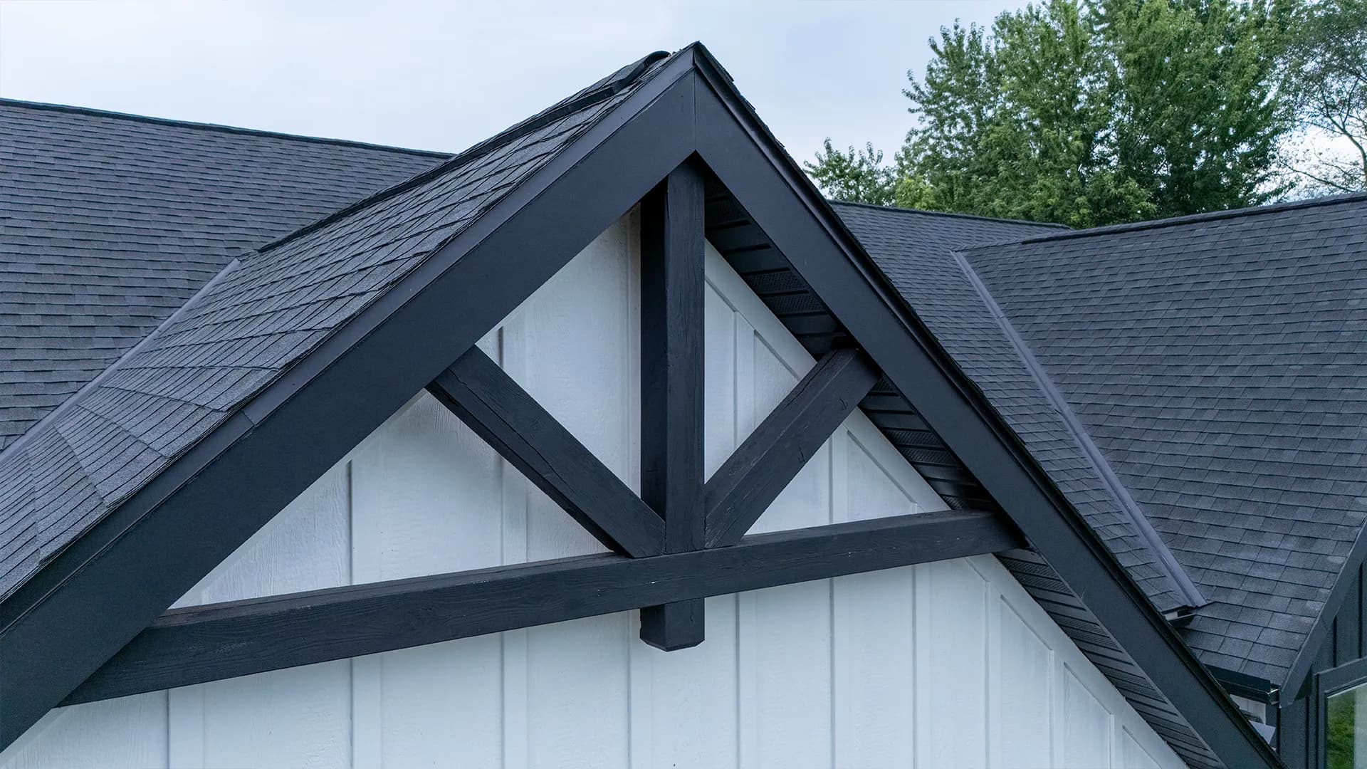 Cedar bracket detail of Otsego Construction in Otsego, Minnesota, featuring James Hardie Lap Siding and James Hardie Vertical Panels and Board-and-Batten.