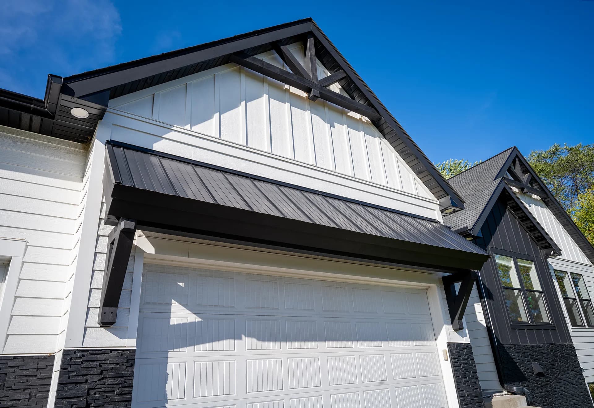 Garage gable view of Otsego Construction in Otsego, Minnesota, featuring James Hardie Lap Siding and James Hardie Vertical Panels and Board-and-Batten.