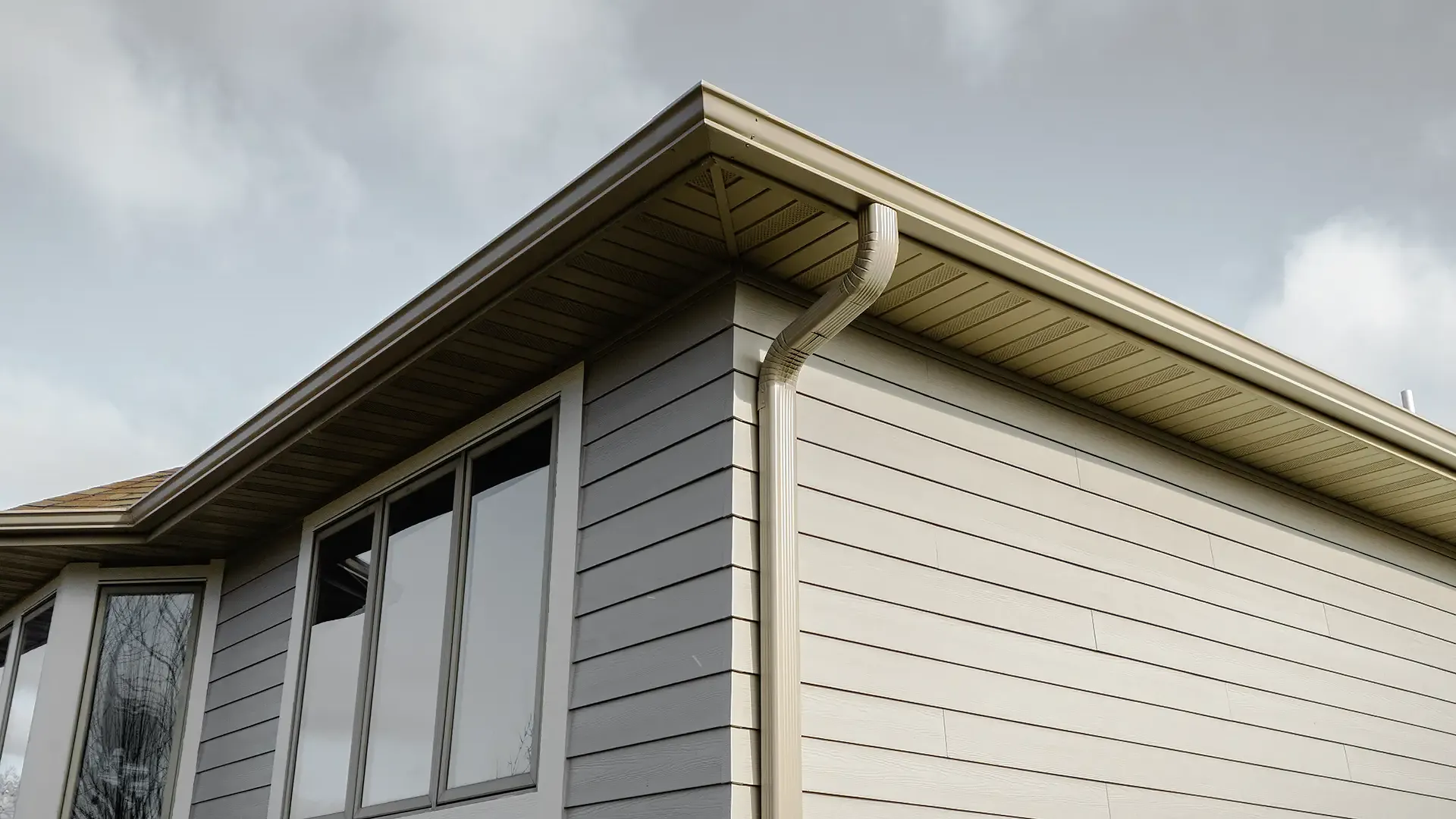 Seamless gutter installation